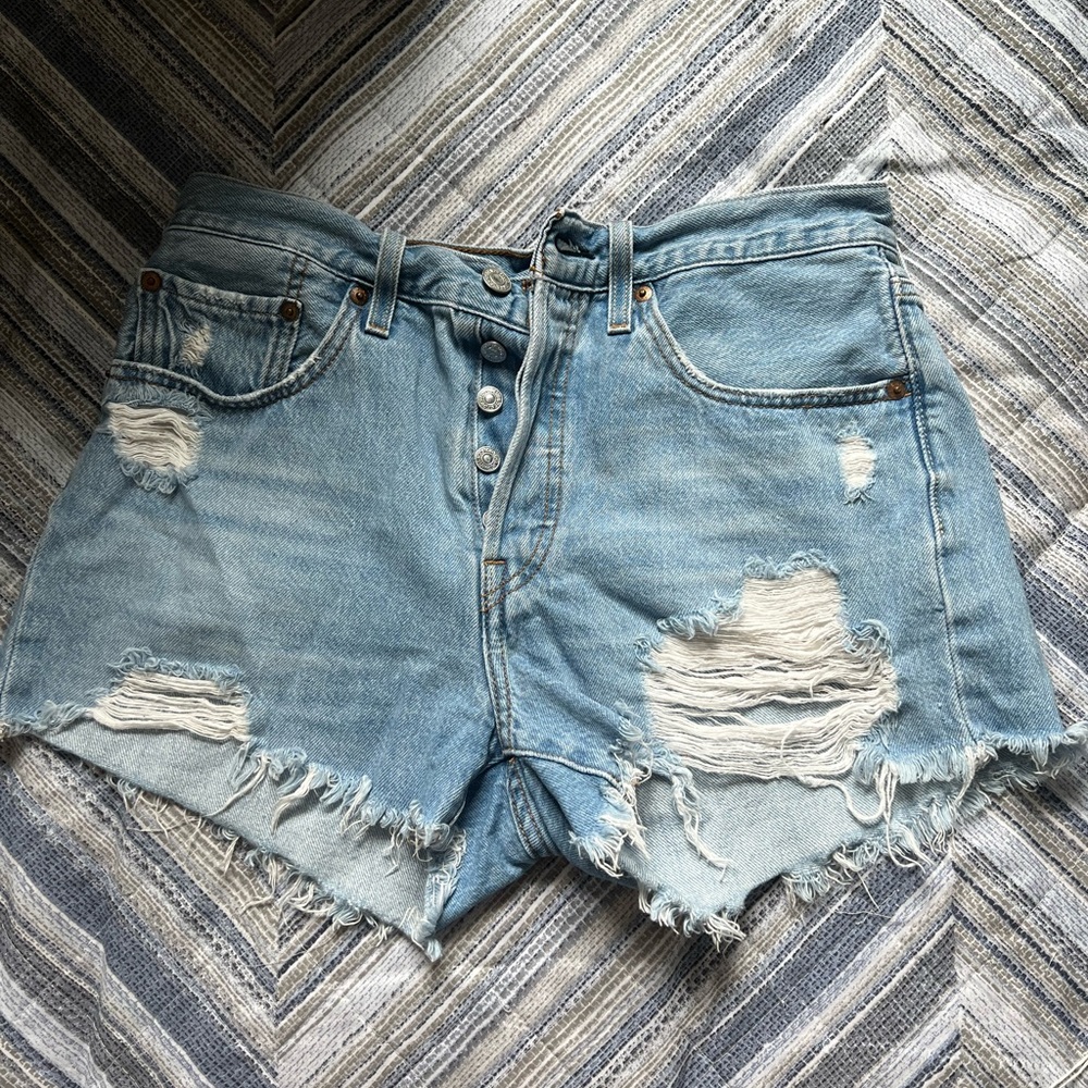 Levi’s ripped short